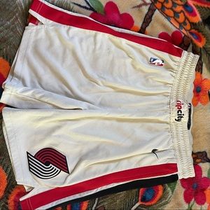 PORTLAND TRAIL BLAZERS NBA NIKE SHORTS SIZE LARGE